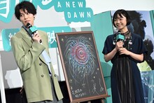 アニメーション映画「花緑青が明ける日に」公開記念舞台挨拶の様子。萩原利久（左）と古川琴音（右）が共同で描いた花火イラストも披露された
