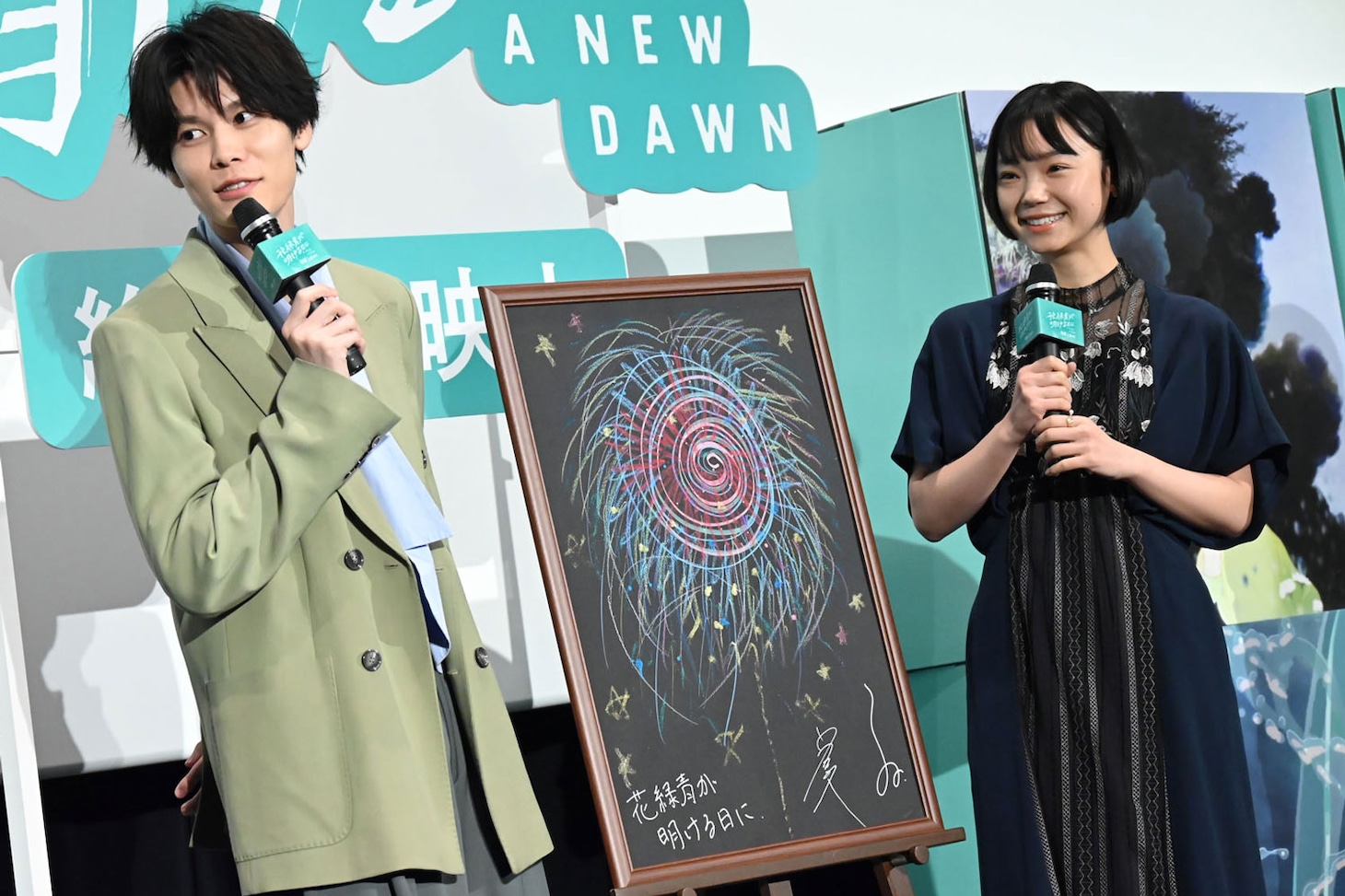 アニメーション映画「花緑青が明ける日に」公開記念舞台挨拶の様子。萩原利久（左）と古川琴音（右）が共同で描いた花火イラストを披露された