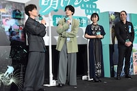 “真面目な話”をする入野自由（左）と、その様子を見守る萩原利久（中央左）、古川琴音（中央右）、四宮義俊（右）