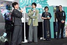 “真面目な話”をする入野自由（左）と、その様子を見守る萩原利久（中央左）、古川琴音（中央右）、四宮義俊（右）