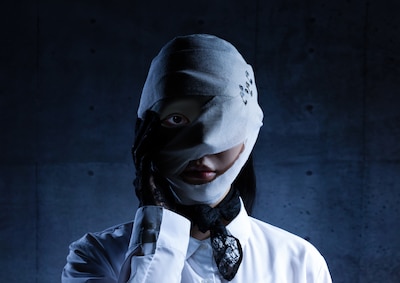 「ディープリベンジ-顔を捨てた家政婦-」より、顔を包帯で隠した佐藤香子のビジュアル