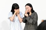 連続テレビ小説「風、薫る」試写会の様子。ハートのポーズを求められ、照れている見上愛（左）と上坂樹里（右）