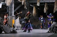 「ナンバーワン戦隊ゴジュウジャーVSブンブンジャー」新場面写真。ファイヤキャンドル（左）とユニバースノーワン（中央左）が槍を交える。カオスな状況に戸惑う焔先斗（中央右）とビュン・ディーゼル（右）