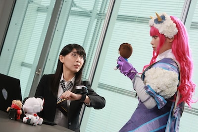 「ナンバーワン戦隊ゴジュウジャーVSブンブンジャー」新場面写真。何かに驚いている様子の細部調（左）と陸王のぬいぐるみを手に持っているブーケ（右）