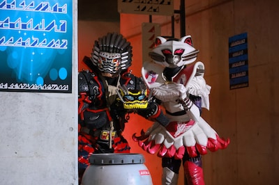 「ナンバーワン戦隊ゴジュウジャーVSブンブンジャー」新場面写真。何かを見守っている様子のデコトラーデ（左）、ヤイヤイヤルカー（中央）、イターシャ（右）