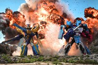 「ナンバーワン戦隊ゴジュウジャーVSブンブンジャー」新場面写真。リョウテガソード（左）、ブンブンジャーロボチャンピオン（右）