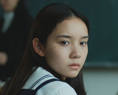 映画「インビジブルハーフ」奥野みゆ演じるエレナの友人・アカリ