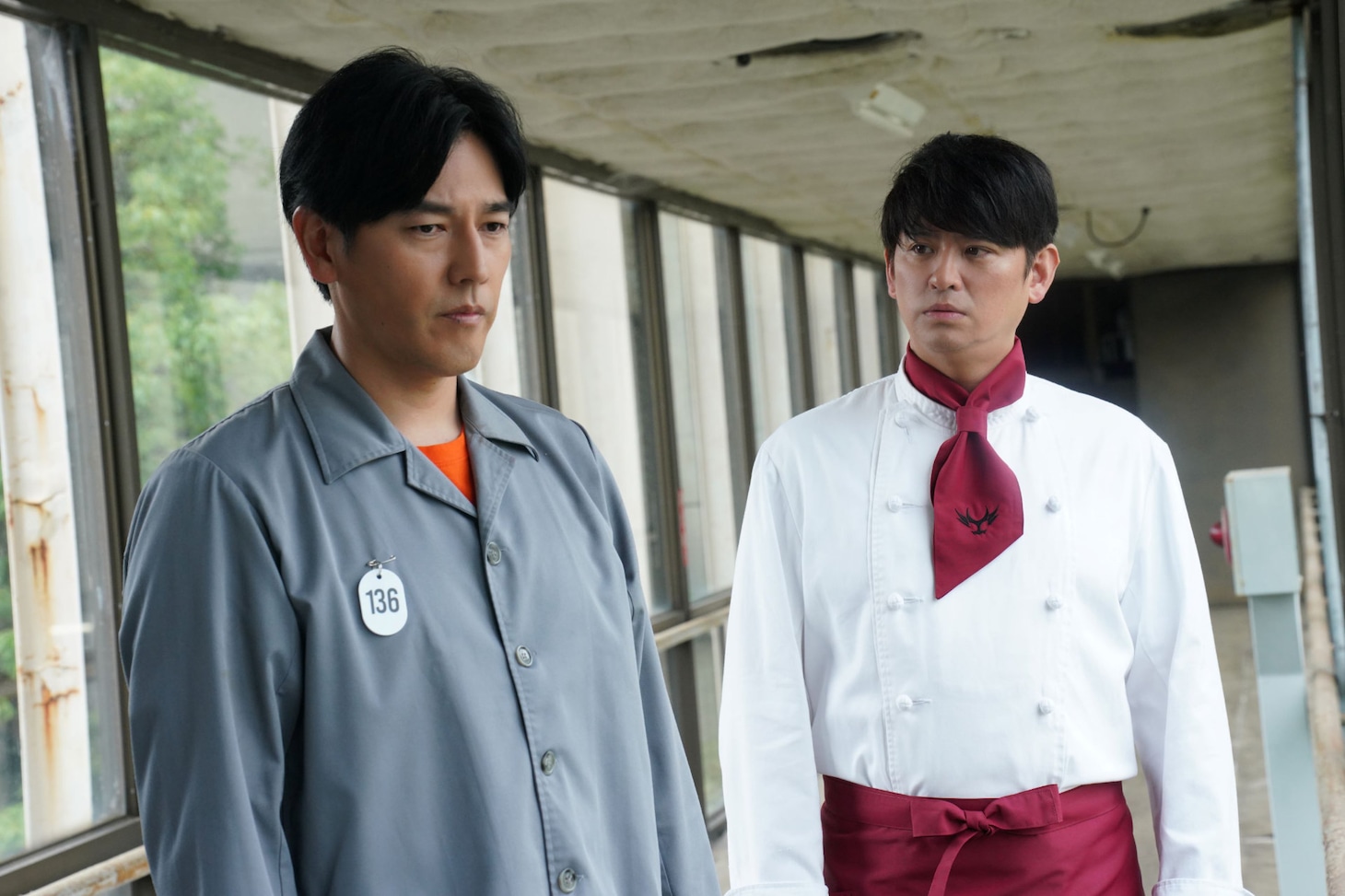 映画「アギト—超能力戦争—」新場面写真。要潤演じる主人公・氷川誠（左）、賀集利樹演じる津上翔一（右）