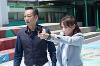 映画「アギト—超能力戦争—」新場面写真。藤田瞳子演じる小沢澄子（右）、山崎潤演じる北條透（左）