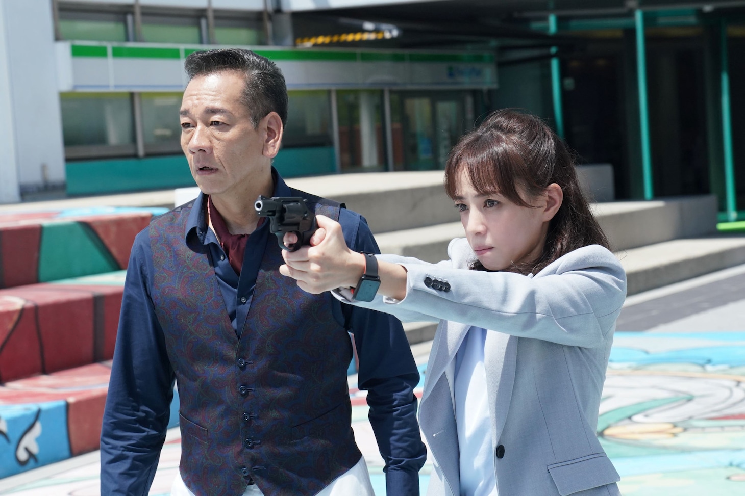 映画「アギト—超能力戦争—」新場面写真。藤田瞳子演じる小沢澄子（右）、山崎潤演じる北條透（左）