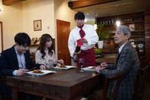 映画「アギト—超能力戦争—」新場面写真。賀集利樹演じる津上翔一（中央右）、升毅演じる美杉義彦（右）、秋山莉奈演じる風谷真魚（中央左）、田辺季正演じる美杉太一（左）