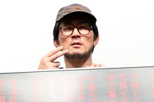 香川照之演じる“男”のマネをするじろう（シソンヌ）