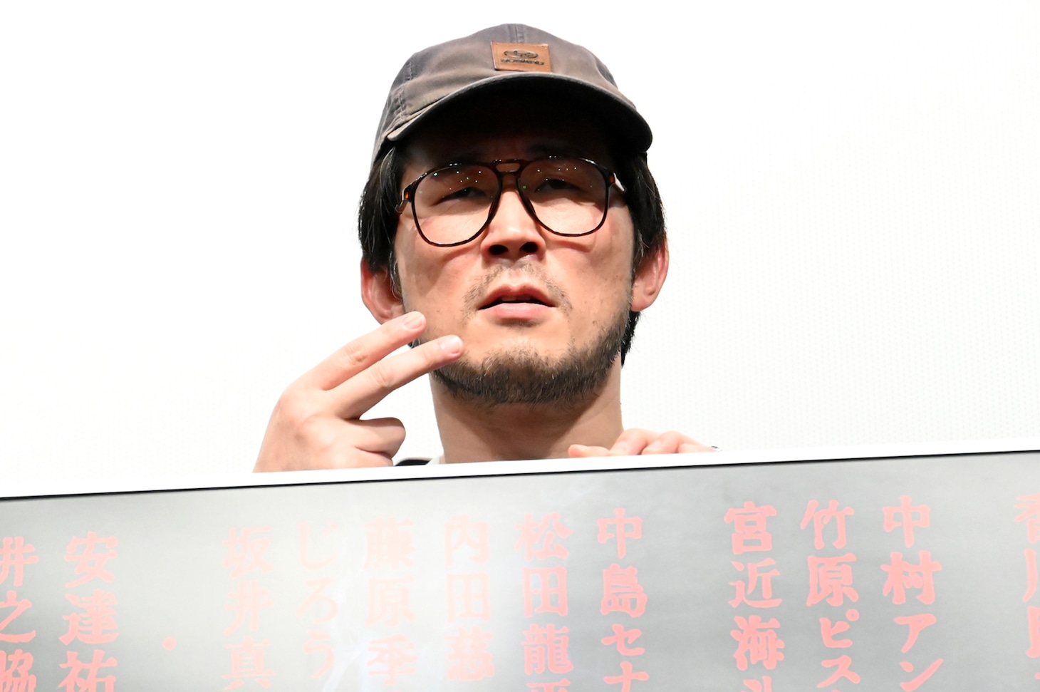 香川照之演じる“男”のマネをするじろう（シソンヌ）