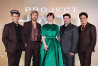 「プロジェクト・ヘイル・メアリー」ワールドプレミアの様子。左からジェームズ・オルティス、ライアン・ゴズリング、ザンドラ・ヒュラー、クリストファー・ミラー、フィル・ロード