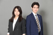 ドラマ「多すぎる恋と殺人」より、左から森カンナ演じる谷崎真奈美、西垣匠扮する黒岩壮馬