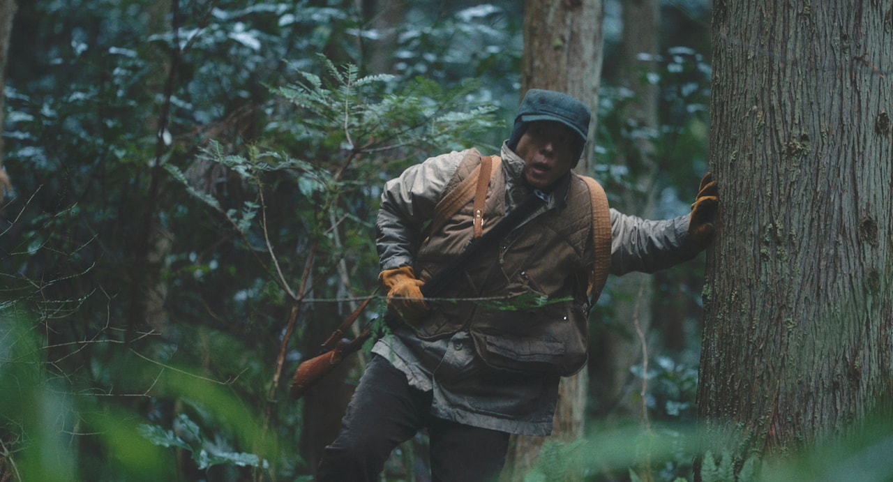 「脛擦りの森」場面写真。高橋一生扮する男が森でさまようシーン