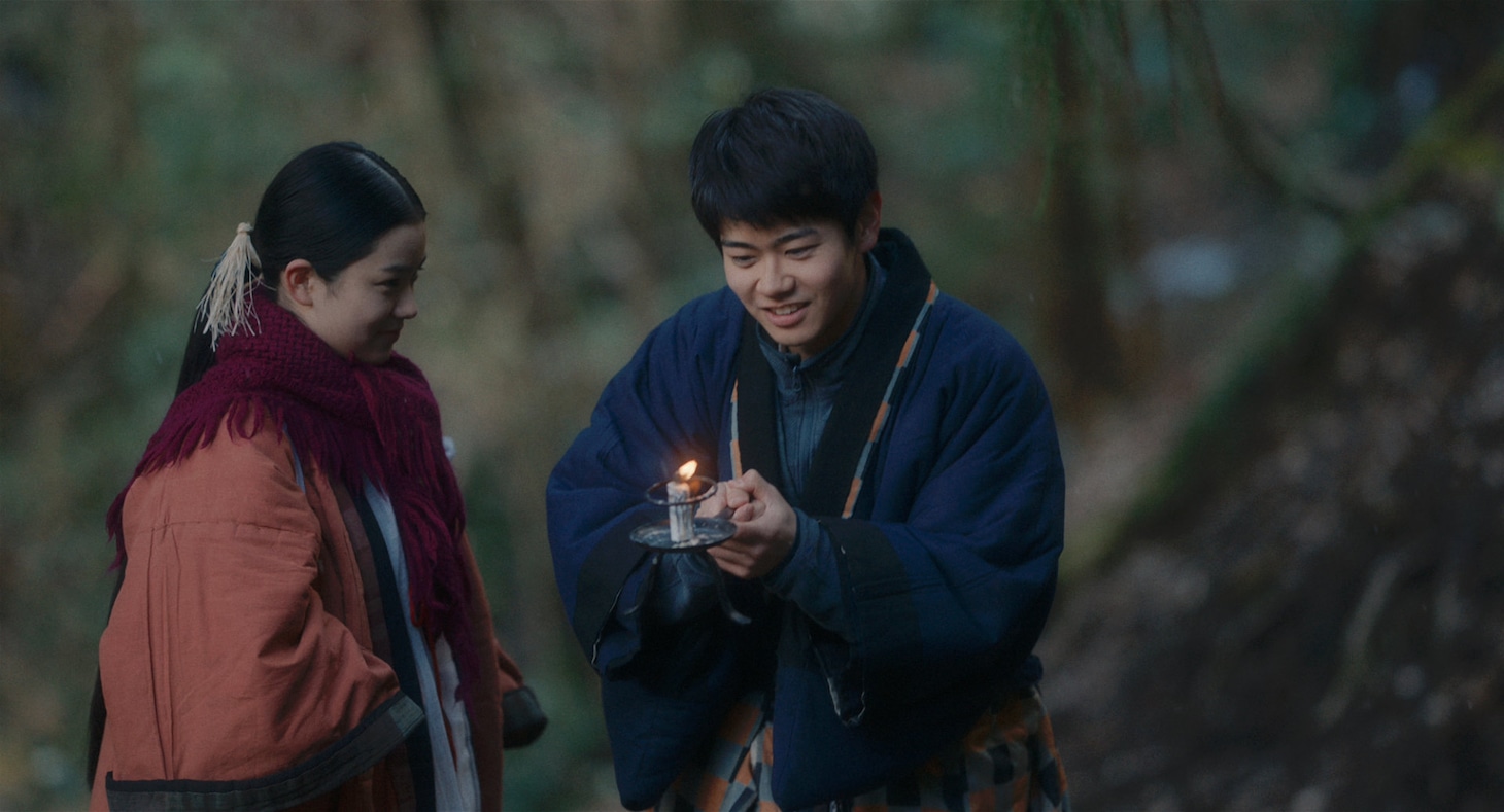 「脛擦りの森」場面写真。左から蒼戸虹子演じるさゆり、黒崎煌代演じる若い男