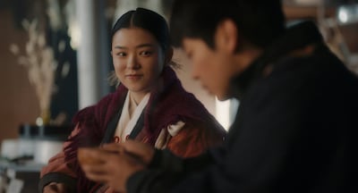 「脛擦りの森」場面写真。若い男（演・黒崎煌代）とさゆり（演・蒼戸虹子）の穏やかなひととき