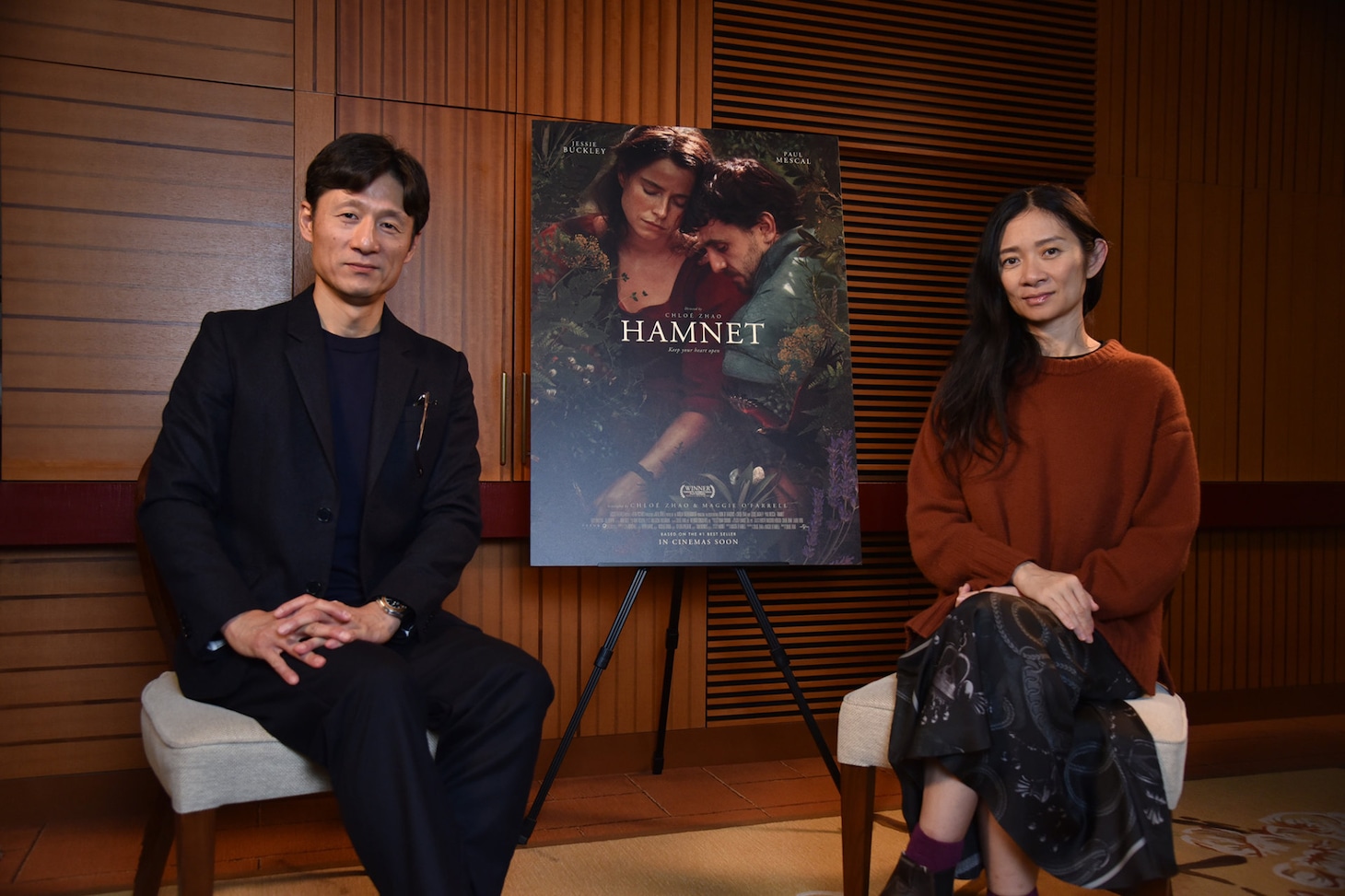 「ハムネット」監督のクロエ・ジャオ（右）、「国宝」監督の李相日（左）