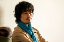 「マジカル・シークレット・ツアー」より、斎藤工演じる田ノ上。部下に横領をされた経営者という立場と、夫妻を助けたい思いのはざまで葛藤する