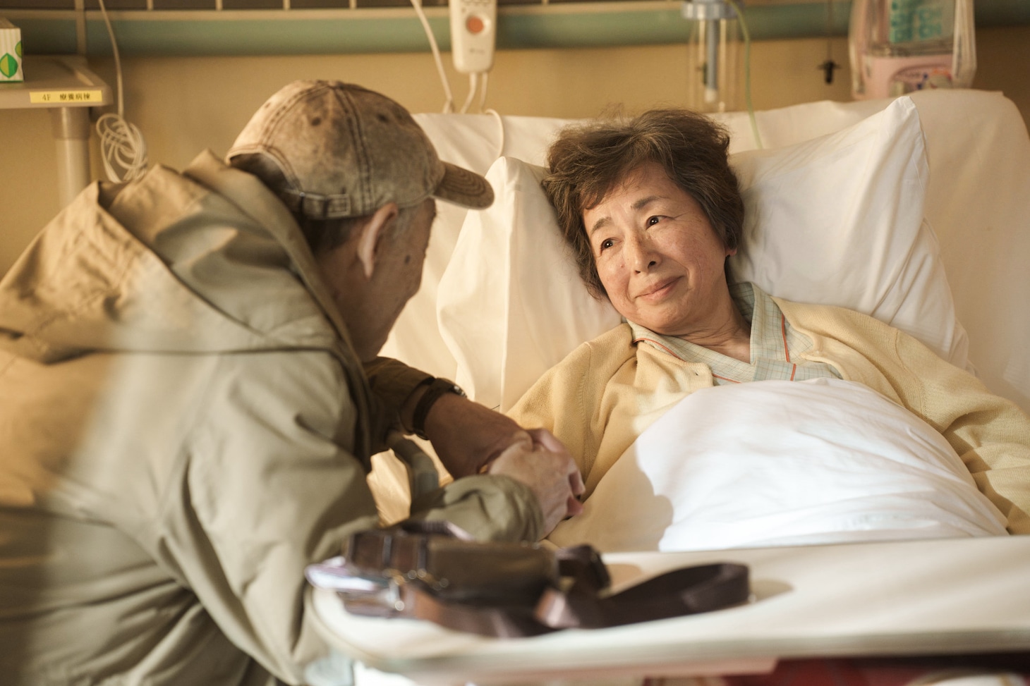 ドラマ「お別れホスピタル2」場面写真。阿川佐和子演じる角川千代子（右）