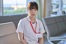 ドラマ「お別れホスピタル2」場面写真。岸井ゆきの演じる辺見歩