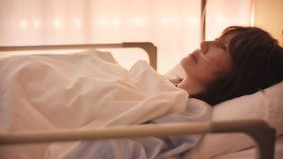 ドラマ「お別れホスピタル2」場面写真。YOU演じる桜田美々