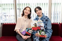 左から主題歌担当の木村佳乃、ゲスト声優のイモトアヤコ