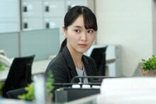 ドラマ「水曜日、私の夫に抱かれてください」より、菅井友香演じる小吹蓉子