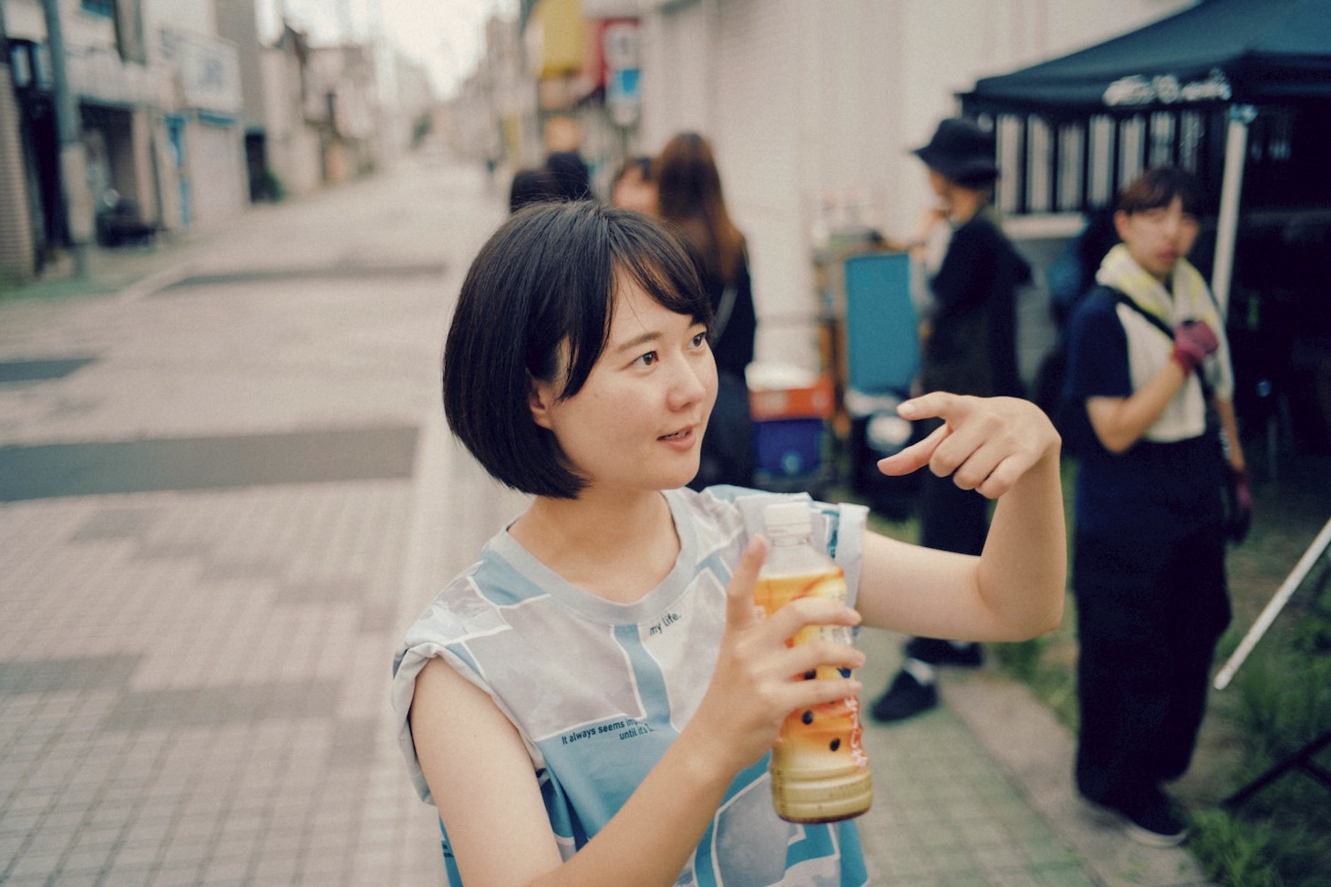 テレビ東京ほかで放送中の「俺たちバッドバーバーズ」現場写真より、プロデューサーの加瀬未奈