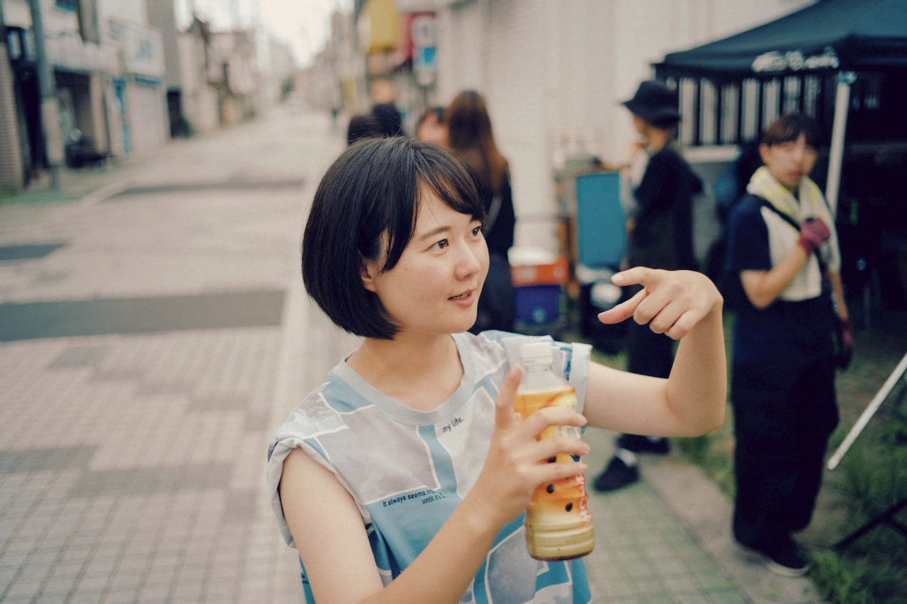 テレビ東京ほかで放送中の「俺たちバッドバーバーズ」現場写真より、プロデューサーの加瀬未奈