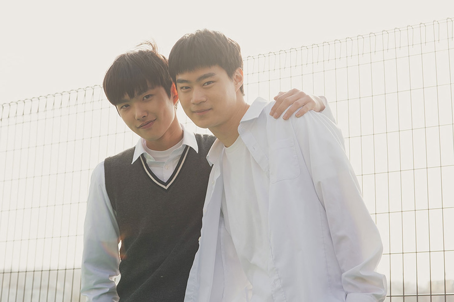 韓国映画「君と僕の5分」で転校生ギョンファンを演じたシム・ヒョンソ（左）、ギョンファンと心を通わせるジェミンを演じたヒョン・ウソク（右）