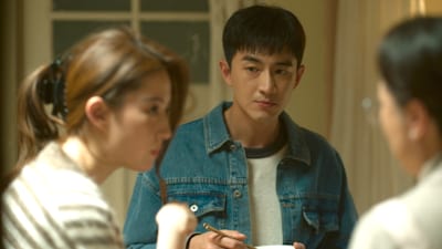 「彼女は薔薇」場面写真。中国ドラマ「与鳳行」のケニー・リン（林更新 / 中央）らも出演している