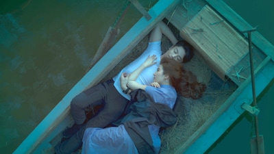 亦舒の小説「玫瑰的故事」をもとにした中国ドラマ「彼女は薔薇」場面写真。変わりゆくライフステージに翻弄されまいと踏ん張る主人公・黄亦玫をリウ・イーフェイ（劉亦菲 / 右）が演じた