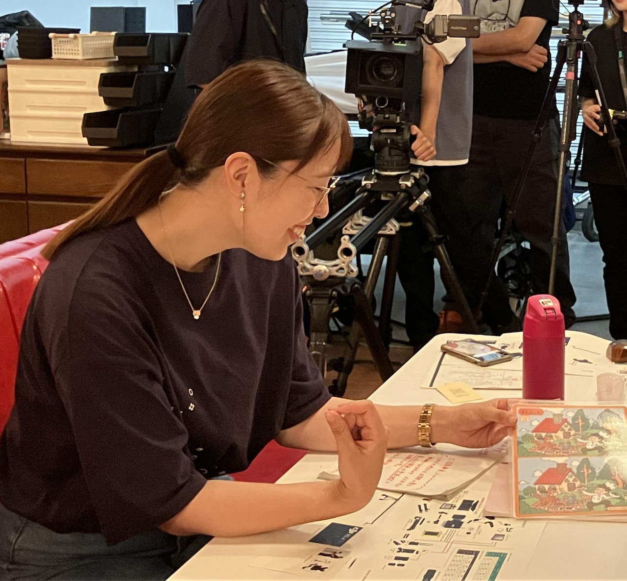 撮影現場でのリハーサルにて、キャストの代役を担う南野彩子（NHK）