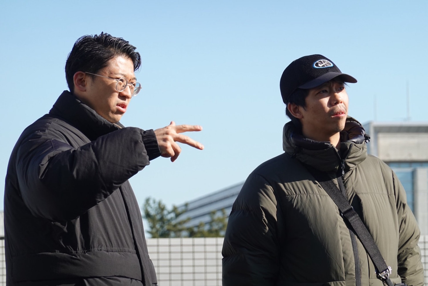 TBS系にて放送中の「終のひと」撮影現場の様子。左から佐井大紀、チーフディレクターの小村昌士（撮影：西山潤）