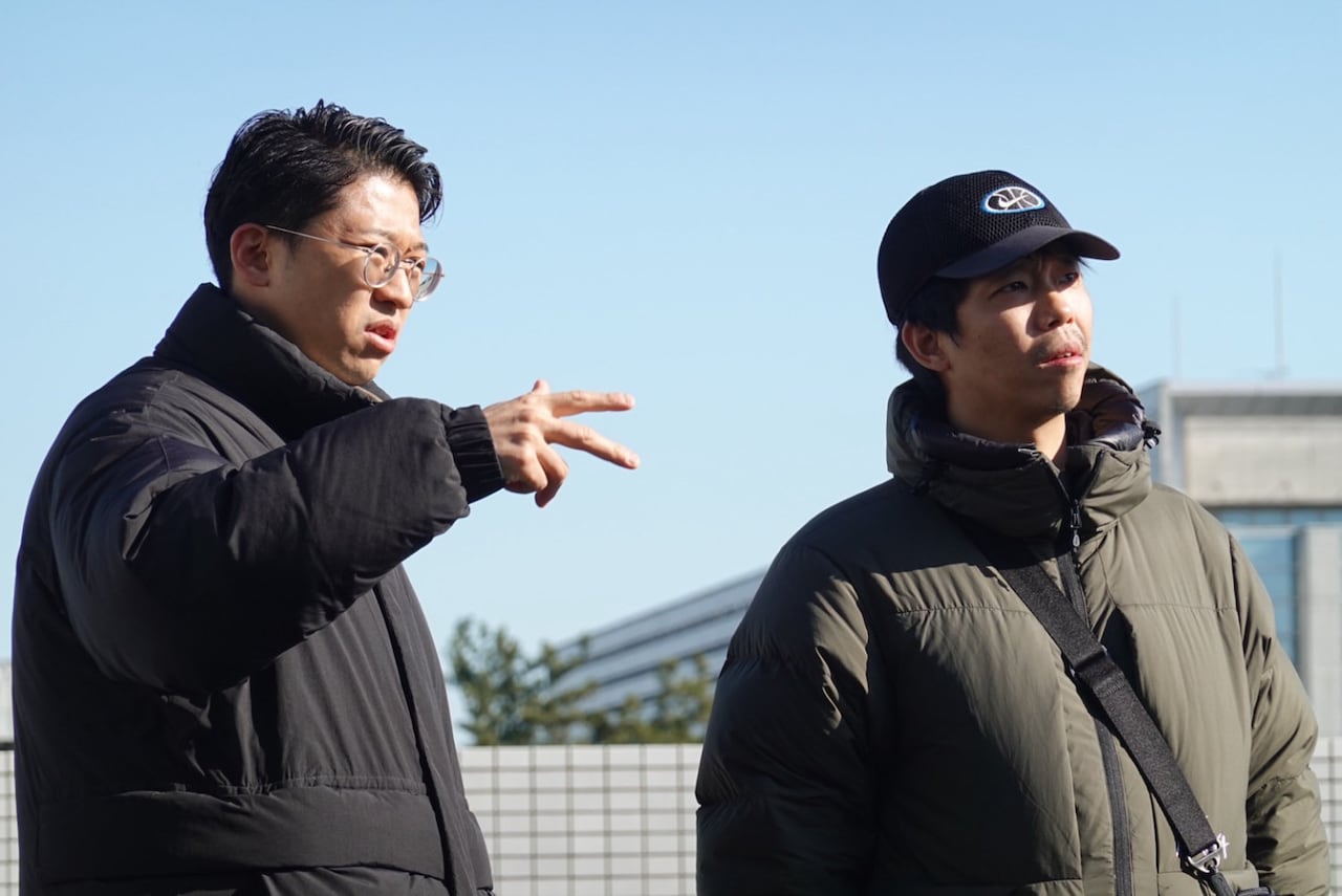 TBS系にて放送中の「終のひと」撮影現場の様子。左から佐井大紀、チーフディレクターの小村昌士（撮影：西山潤）
