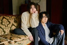 読売テレビ・ドラマDiVE「スモークブルーの雨のち晴れ」特写。武田航平と渋谷謙人がダブル主演を務める大人ビターなラブストーリー