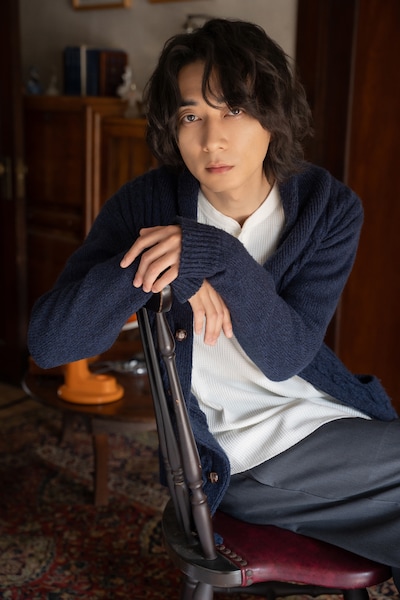 医療翻訳家として働く久慈静を演じる渋谷謙人