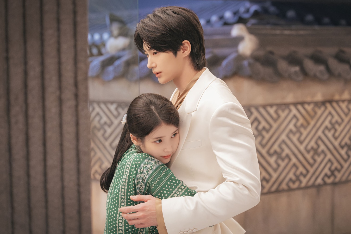 韓国ドラマ「21世紀の大君夫人（たいくんふじん）」場面写真。イアン大君（ビョン・ウソク / 右）に抱きつくソン・ヒジュ（IU / 左）