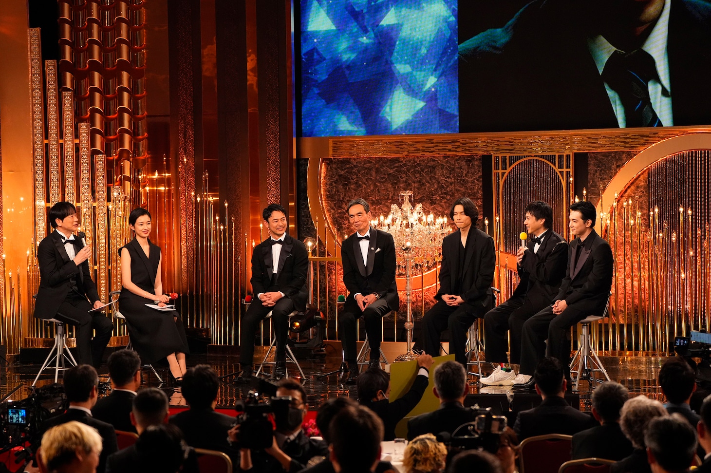 第49回日本アカデミー賞授賞式の様子。左から羽鳥慎一、河合優実、妻夫木聡、長塚京三、松村北斗、山田裕貴、吉沢亮 ©︎日本アカデミー賞協会