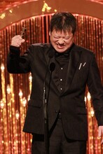 第49回日本アカデミー賞授賞式より、最優秀助演男優賞に輝いた「爆弾」の佐藤二朗 ©︎日本アカデミー賞協会