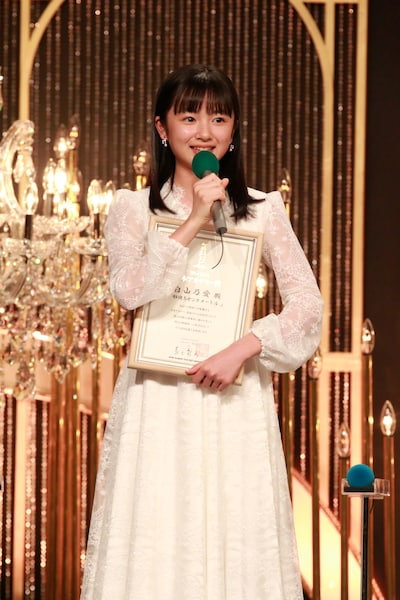 第49回日本アカデミー賞授賞式より、新人俳優賞に輝いた「秒速5センチメートル」の白山乃愛 ©︎日本アカデミー賞協会