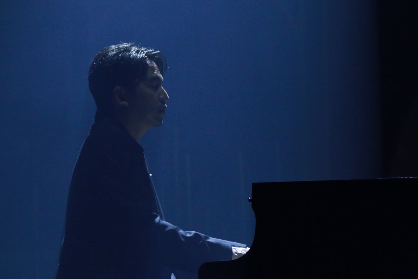 第49回日本アカデミー賞授賞式より、主題歌賞に輝いた「Luminance」を披露する原摩利彦 ©︎日本アカデミー賞協会