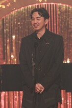 第49回日本アカデミー賞授賞式より、「Luminance」で主題歌賞を獲得した原摩利彦 ©︎日本アカデミー賞協会