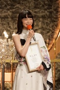 第49回日本アカデミー賞授賞式より、新人俳優賞に輝いた「国宝」の見上愛 ©︎日本アカデミー賞協会