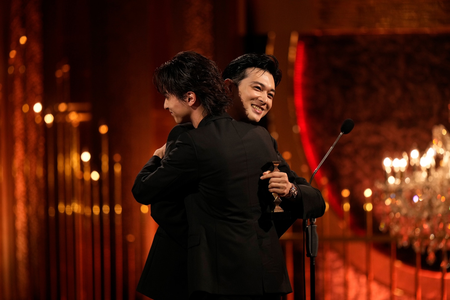 第49回日本アカデミー賞授賞式の様子。壇上で抱き合う吉沢亮（左）とプレゼンターを担った横浜流星（右） ©︎日本アカデミー賞協会