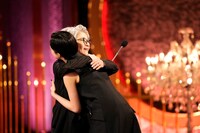 第49回日本アカデミー賞授賞式の様子。プレゼンターを担った河合優実（右）と抱き合う倍賞千恵子（左）