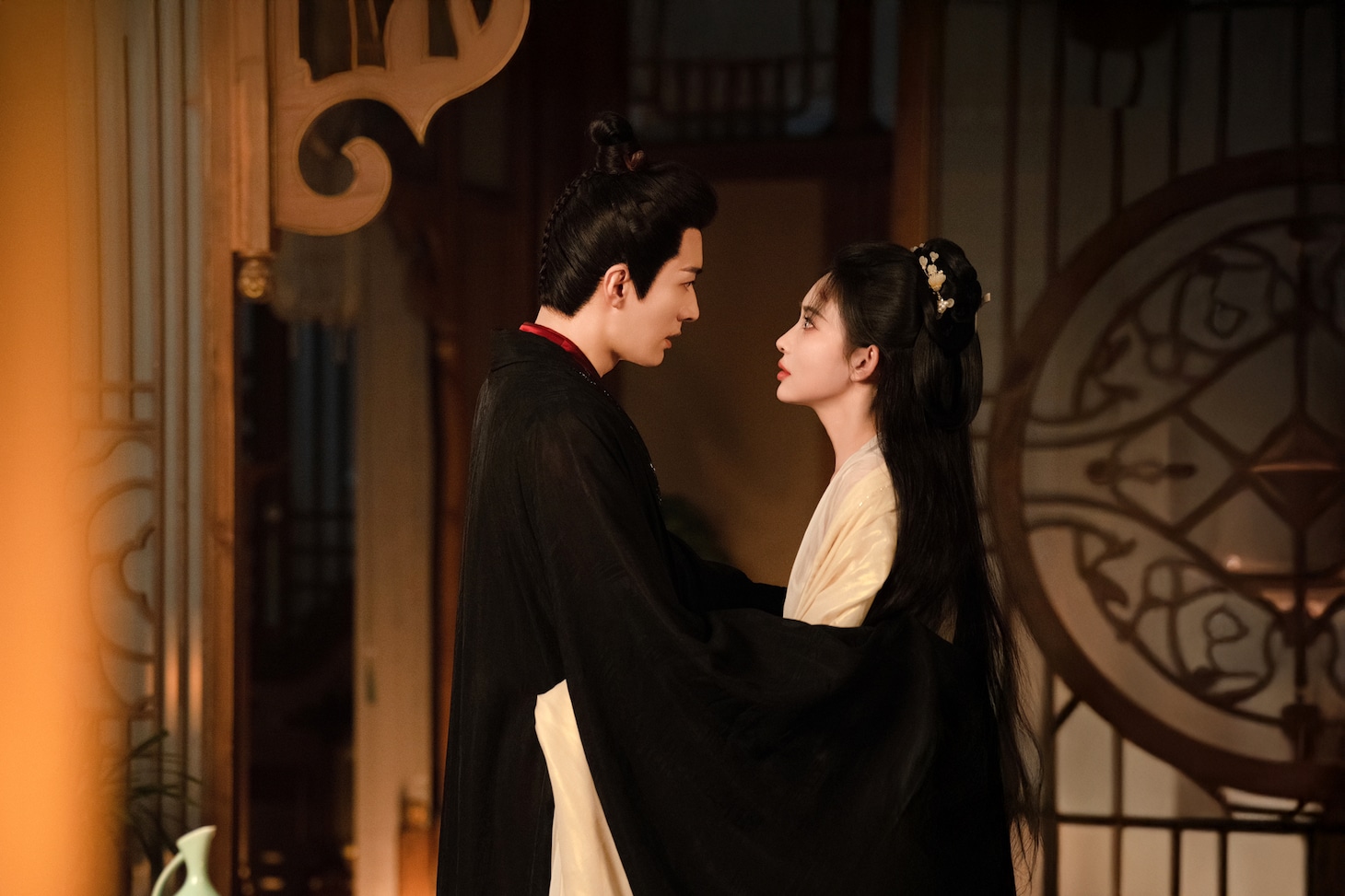 リウ・シュエイー（劉学義）演じる沈在野（左）、モン・ズーイー（孟子義）演じる姜桃花（右）