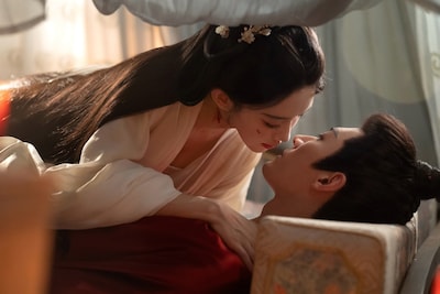 中国ドラマ「桃花、江山に燃ゆ～命がけの政略結婚～」では、復讐に生きる偽りの夫婦が権力闘争の渦中で図らずも恋に堕ちるさまが描かれる